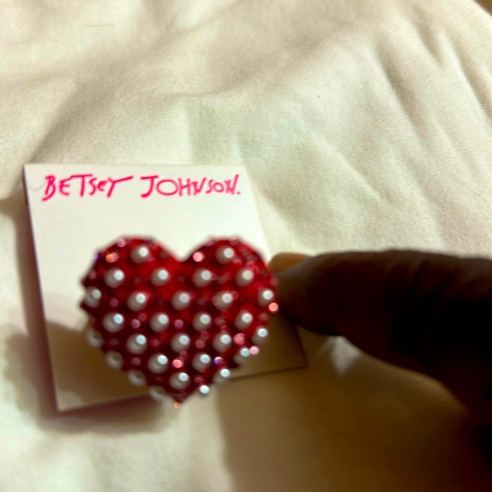 Os stretch ring Betsey’s heart red and white pearls on top